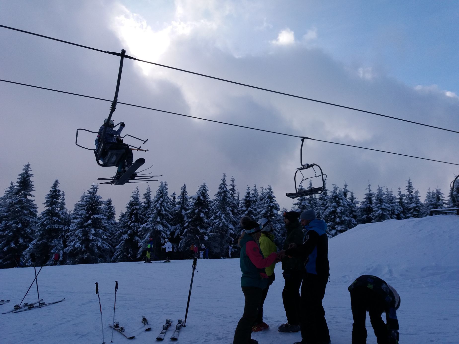 Zima - lyžování - sníh - Říčky v Orlických horách - sjezdovka - lanovka - lyžaři