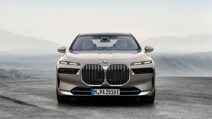 Šok ledvinkami střídá překvapení pod kapotou. Nové BMW řady 7 je poprvé elektrické; Zdroj foto: BMW
