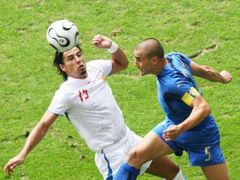 Milan Baroš (v bílém) bojuje o míč s Fabiem Cannavarem z Itálie.