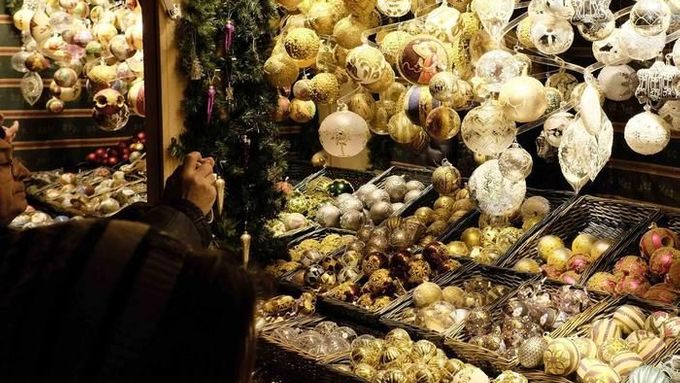 Jako v pohádce. Vánoční trhy ve Vídni lákají na krásnou výzdobu a desítky stánků i velké kluziště