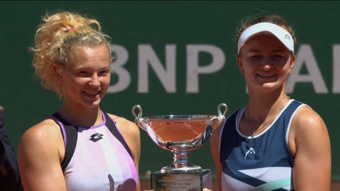 Sestřih finále čtyřhry na French Open. Krejčíková se Siniakovou porazily Bethanii Mattekovou-Sandsovou a Igu Šwiatekovou 6:4, 6:2.