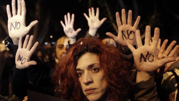 V nespokojených Kypřanech zůstala po bankovní krizi nedůvěra k vládě a finančnímu systému. Snímek z březnových protestů.