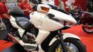 Honda DN-01 ABS. Krásný stroj se žraločími tvary. Objemem motoru 680ccm spadá do kategorie 460-850ccm. Řidiči takových motorek vloni zavinili 41% všech nehod způsobených motocyklisty. Při těchto nehodách zahynulo 40% všech usmrcených motorkářů.