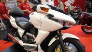 Honda DN-01 ABS. Krásný stroj se žraločími tvary. Objemem motoru 680ccm spadá do kategorie 460-850ccm. Řidiči takových motorek vloni zavinili 41% všech nehod způsobených motocyklisty. Při těchto nehodách zahynulo 40% všech usmrcených motorkářů.