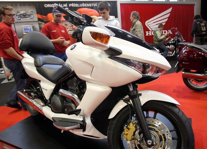 Honda DN-01 ABS. Krásný stroj se žraločími tvary. Objemem motoru 680ccm spadá do kategorie 460-850ccm. Řidiči takových motorek vloni zavinili 41% všech nehod způsobených motocyklisty. Při těchto nehodách zahynulo 40% všech usmrcených motorkářů.