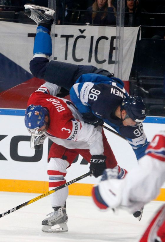 Takhle si Gudas v zápase s Finskem posadil na záda Rantanena. Navrch mu přelomil hokejku napůl.