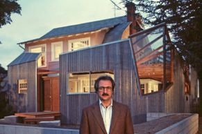Domy ze skla a plechu: Spoluautor Tančícího domu Frank O. Gehry slaví 88. narozeniny