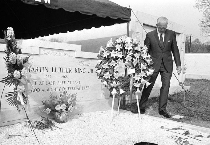 Starosta Atlanty Ivan Allen mladší pokládá věnec na hrob Dr. Martina Luthera Kinga mladšího v Atlantě ve státě Georgia 4. dubna 1969.