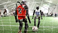 T1 humanoidní roboti z Booster Robotics intenzivně trénují fotbalovému tréninku na stadionu National Speed Skating Oval. Tento trénink zahrnuje rychlé přesuny, přesné přihrávky a reakce na soupeře, které jsou klíčové pro nadcházející soutěže.