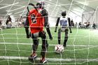 T1 humanoidní roboti z Booster Robotics intenzivně trénují fotbalovému tréninku na stadionu National Speed Skating Oval. Tento trénink zahrnuje rychlé přesuny, přesné přihrávky a reakce na soupeře, které jsou klíčové pro nadcházející soutěže.