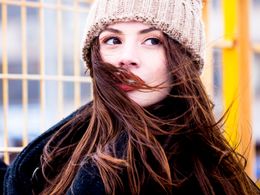 Stop suchým vlasům v zimě: Začněte se správnou péčí už teď