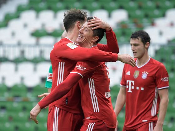 25. kolo německé fotbalové ligy 2020/21, Brémy - Bayern: Robert Lewandowski a Leon Goretzka oslavují gól Mnichova.
