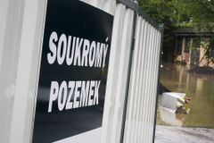 Kádner narazil, neomezená obrana majetku se vládě nelíbí