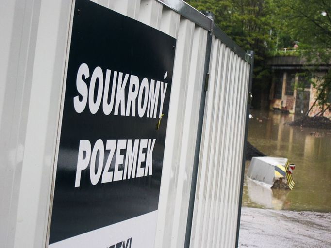 Označení "Soukromý pozemek" povodňová kapalina samozřejmě "nerespektovala".