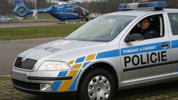 Při nehodě dvou osobních aut zahynula 17letá dívka, o rok starší řidič dostal smyk