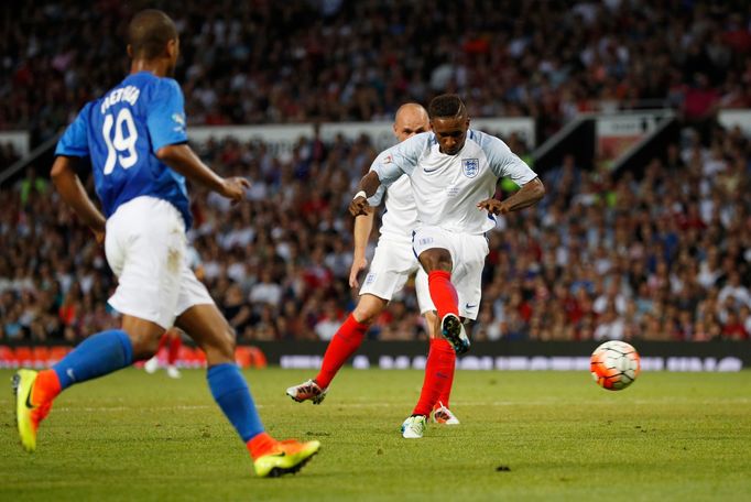 Soccer Aid 2016. Jermain Defoe dává gól