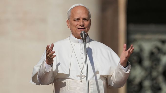 Papež ještě před začátkem mše nečekaně vystoupil před dav a ocenil, kolik mladých lidí se dnes do Vatikánu dostavilo.