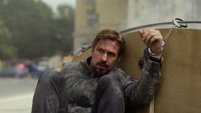 Ryan Gosling hraje v Gray Manovi agenta s přezdívkou Sierra Six.