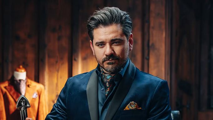 Vojtěch Kotek jako moderátor druhé řady reality show Zrádci.