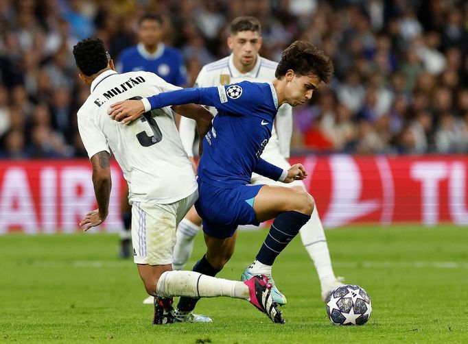 Joao Felix z Chelsea se prodírá obranou Realu Madrid v prvním utkání čtvrtfinále Ligy mistrů 2022/2023