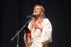 Neříkej mi mami! Režisérka uvedla ve Varech film o ženě, která má vztah s migrantem