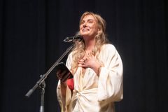 Neříkej mi mami! Režisérka uvedla ve Varech film o ženě, která má vztah s migrantem