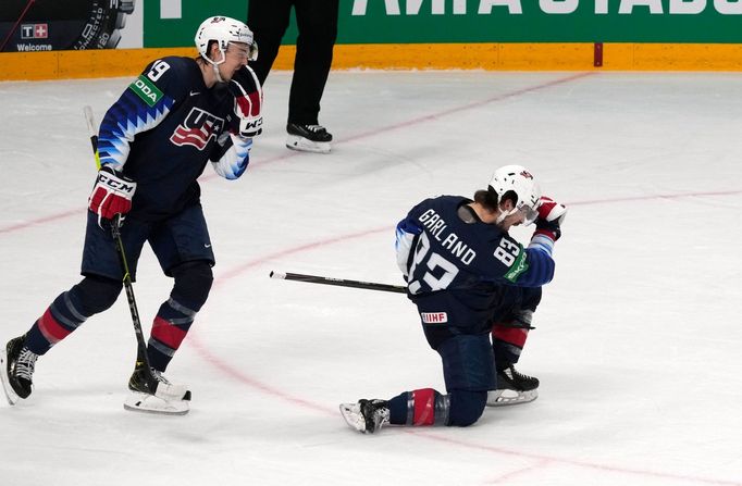 Conor Garland slaví gól ve čtvrtfinále USA - Slovensko na MS 2021