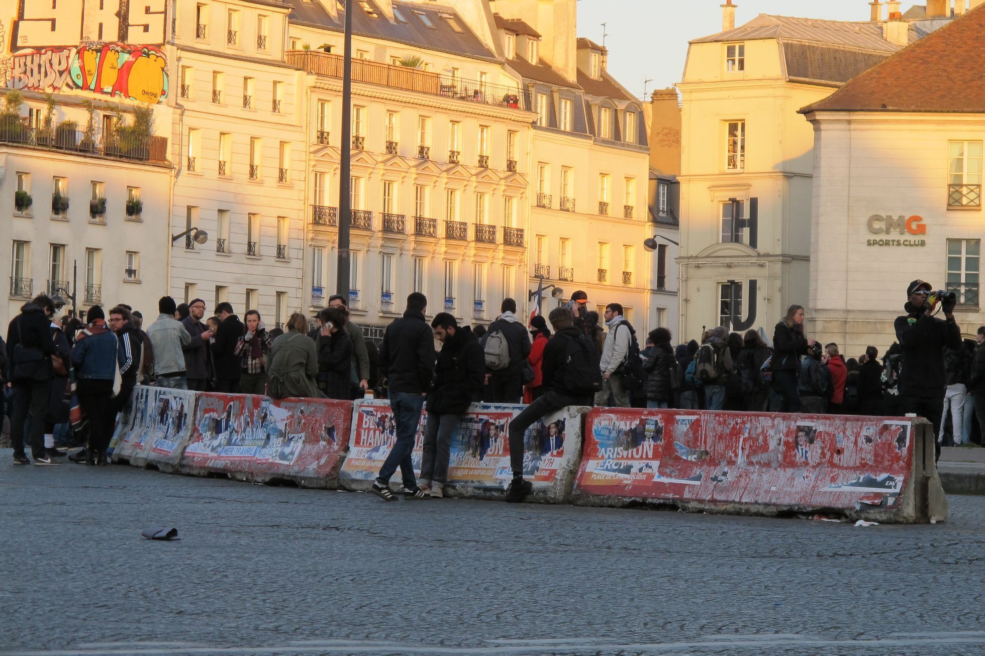 Protesty na náměstí Bastilly.