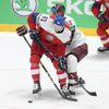 Dominik Kubalík a Guntis Galvis v zápase Česko - Lotyšsko na MS 2019