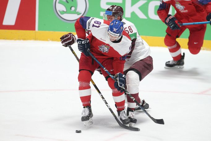 Dominik Kubalík a Guntis Galvis v zápase Česko - Lotyšsko na MS 2019