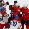 Potyčka v zápase předkola  play-off Česko - Švýcarsko na ZOH 2022 v Pekingu