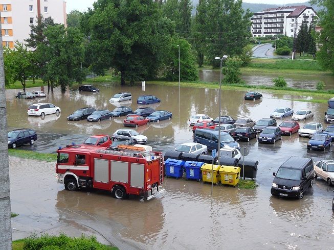 Povodeň červen 2013 - zaplavené parkoviště v Písku sídliště Portič
