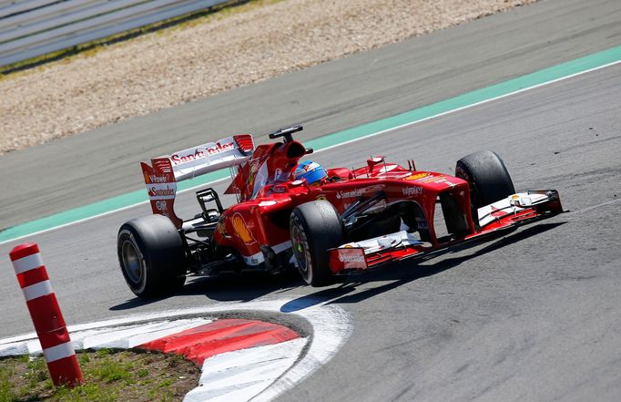 Ferrari Formula One driver Fernando Alonso of Spain takes a corner during the German F1 Grand Prix at the Nuerburgring circuit, July 7, 2013. REUTERS/Kai Pfaffenbach (GER