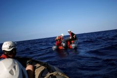 Tři nevládní organizace obnovily záchranné plavby u Libye, pomáhají migrantům na moři