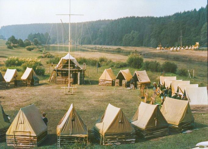 Archivní fotografie z kronik skautských oddílů z let 1969 a 1970. Kolorováno