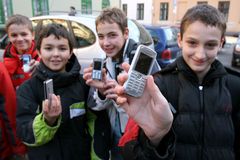 Mobily ve škole: SMS a fotografování spolužáků