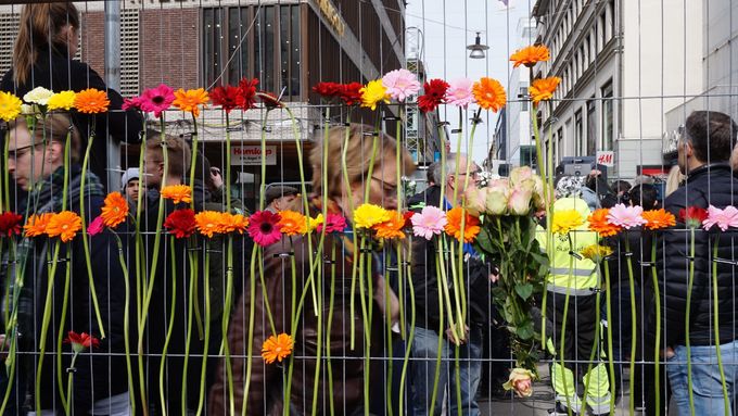 Květiny na místě pátečního teroristického útoku ve Stockholmu.