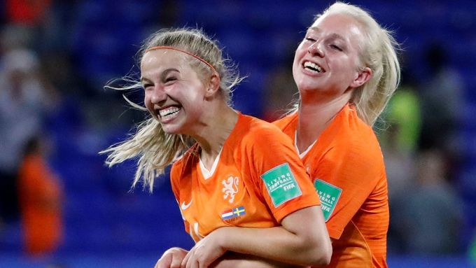 Ani probíhající světový šampionát (na snímku radující se Nizozemky) nedonutil Georgeho Becaliho změnit názor na ženský fotbal.