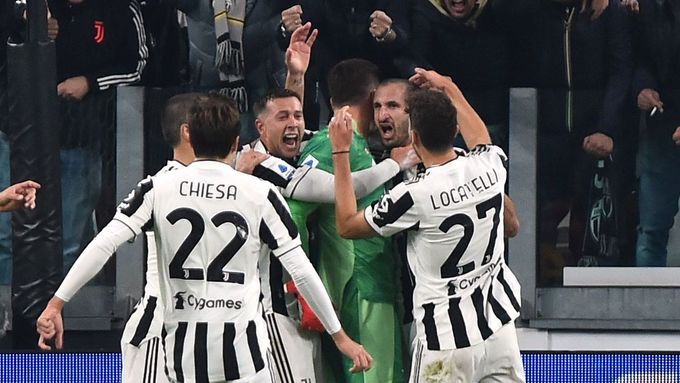 Hráči Juventusu oslavují brankáře Wojciecha Szczesného, který zneškodnil pokutový kop AS Řím.