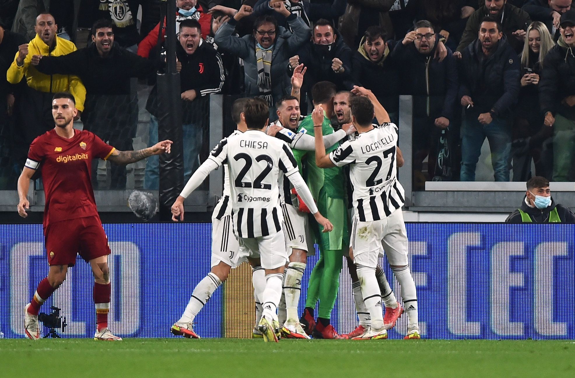 fotbal, italská liga 2021/2022, Serie A - Juventus v AS Řím, radost Juventusu po chycené penaltě