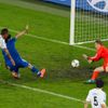Jorgos Samaras střílí gól během utkání Německo - Řecko ve čtvrtfinále Eura 2012
