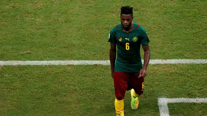 Alex Song opouští hřiště po vyloučení na MS 2014