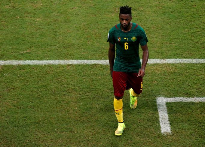 Alex Song opouští hřiště po vyloučení na MS 2014