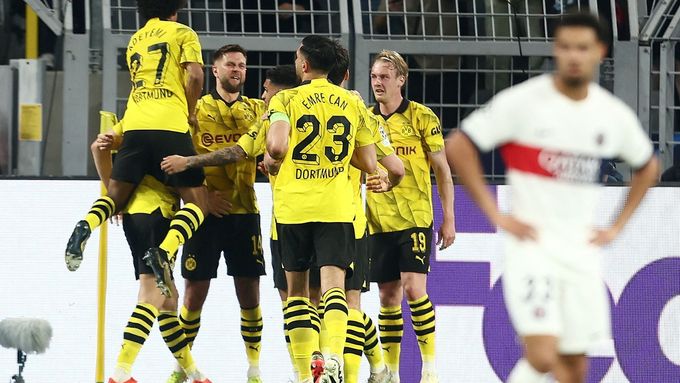 Fotbalisté Dortmundu slaví gól do sítě PSG