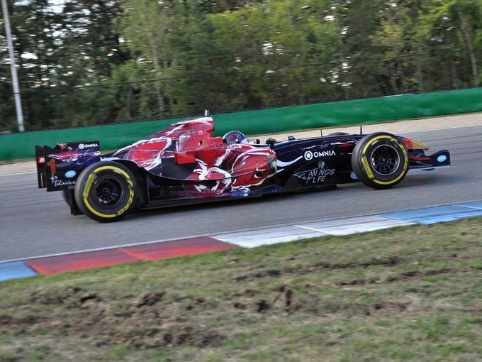 Ingo Gerstl v monopostu formule 1 Toro Rosso z roku 2006 v Brně