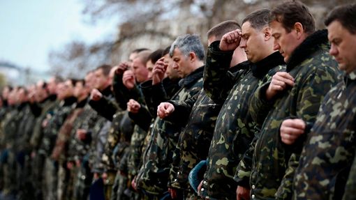Ukrajinští vojáci na Krymu během modlitby.