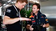 Princ Harry a šéf Red Bullu Christian Horner nad volantem vozu F1