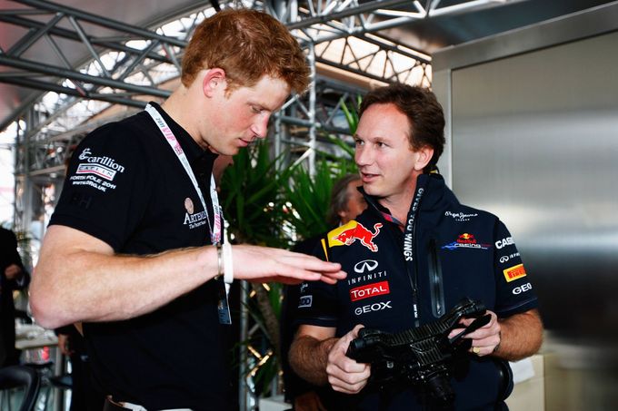 Princ Harry a šéf Red Bullu Christian Horner nad volantem vozu F1