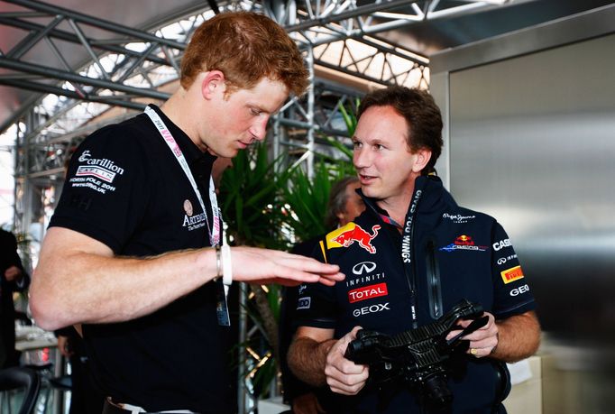 Princ Harry a šéf Red Bullu Christian Horner nad volantem vozu F1