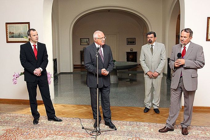 "Tak se nám konečně po pěti letech podařilo zbavit se pana Hájka. Jak už to bývá, byl povýšen." Řekl václav Klaus na rozloučení s mluvčím Petrem Hájkem. Na jeho místo nastoupil Radim Ochvat (vlevo).